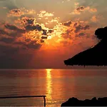 Apartmán In With Sea Views & Pool Benitses (Corfu)