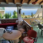 In With Sea Views & Pool Apartmán