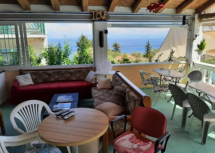 In With Sea Views & Pool Appartement