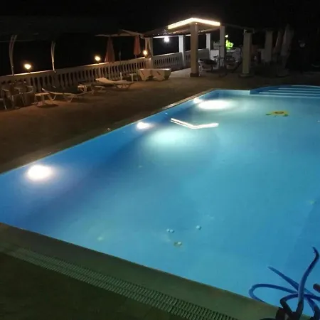 In With Sea Views & Pool 公寓