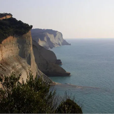 Charming In With Shared Pool * Benitses (Corfu)