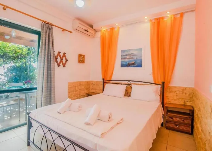 In With Sea Views & Pool Apartment