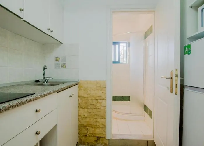 Apartmán In With Sea Views & Pool